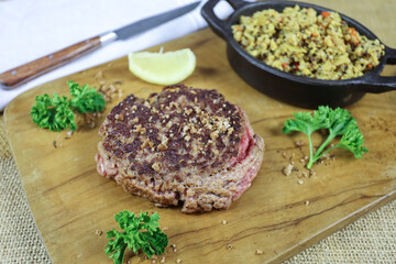 steak haché de boeuf cuit et quinoa
