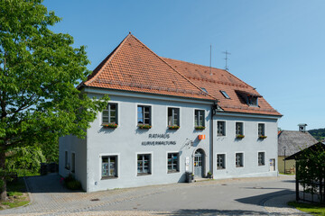 Rathaus und Kirchplatz im Ortskern von Sankt Englmar im Bayerischen Wald in der Oberpfalz in Bayern im Sommer bei blauem Himmel