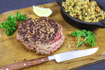 steak haché de boeuf cuit et quinoa