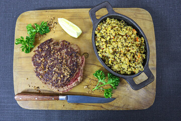 steak haché de boeuf cuit et quinoa