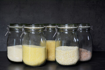 Vorratshaltung, Organisation und Lagerung von Lebensmitten in Vorratsgläsern in der Küche, Vorrat...