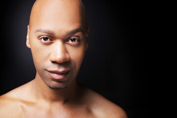 Obraz premium Portrait of an athletic african american man topless close up