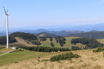 Panorama na góry z widokiem na wiatrak