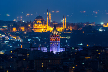 Fototapeta premium Galata Tower and Suleymaniye Mosque at night in Istanbul, Turkey.