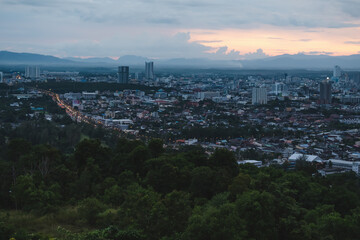 Obraz premium Evening city Hat Yai from Khao Kho Hong view Hat Yai, Songkhla. The twilight sky in sunset city top view