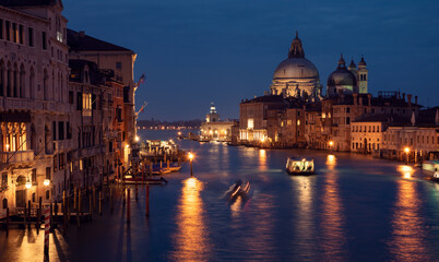 Obraz na płótnie Canvas Dramatic sunrise over the canale grande in Venice, italy.