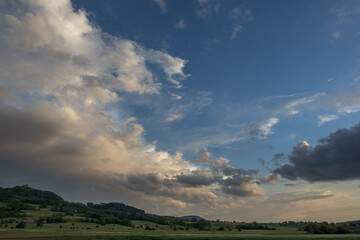 Gewitterwolken &uuml;ber dem Land
