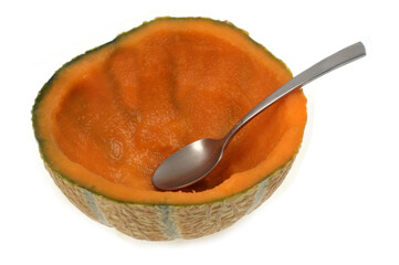 Melon évidé avec une petite cuillère en gros plan sur fond blanc
