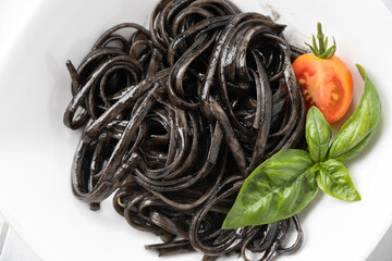 Piatto di linguine al nero di seppia, classica Cucina Italiana di mare 