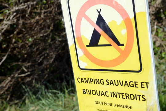 Panneau interdisant le camping sauvage et les bivouacs