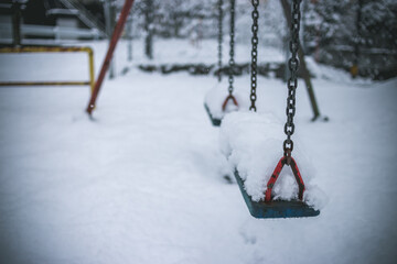 雪の日のブランコ　冬のイメージ