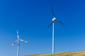 Windräder vor blauen Himmel