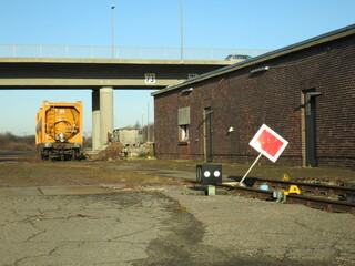 Containerwagen und Bahngebäude