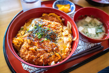 日本の食べ物　カツ丼