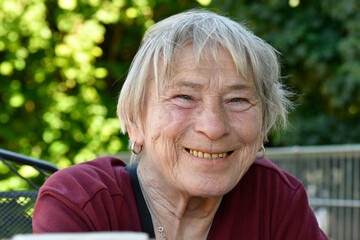 seniorin lacht