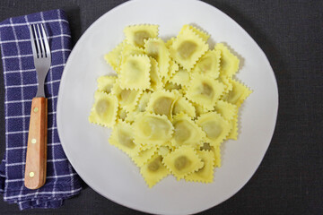 raviolis cuit dans une assiette