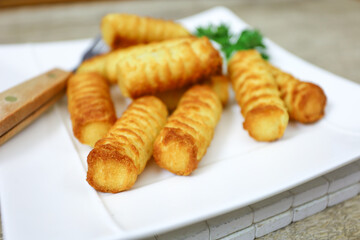croquettes de pommes de terre dans une assiette