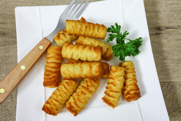 croquettes de pommes de terre dans une assiette