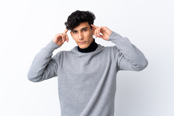 Fototapeta premium Young Argentinian man over isolated white background having doubts and thinking