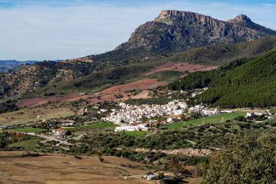 vista panor&aacute;mica de montecorto, pueblo blanco de la sierra de ronda en m&aacute;laga-
