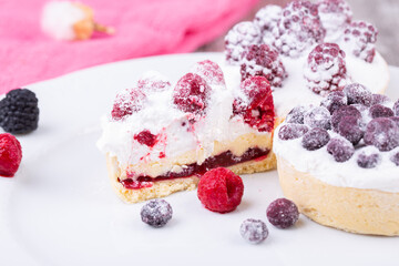 Baskets with sand dough, filled with custard cream with fresh berries