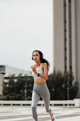Obraz premium Fitness woman running in the city
