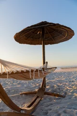 Herrlich von einer Hängematte und einem Regenschirm, die auf einem Strand stehen © WavebreakMediaMicro