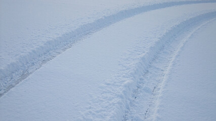 雪面のタイヤ痕