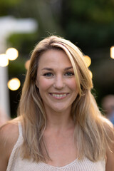 Obraz premium Caucasian woman smiling and looking at camera 