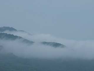 山並みを流れる雲