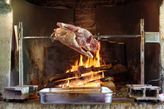 Gigot d'agneau r&ocirc;ti au feu de chemin&eacute;e