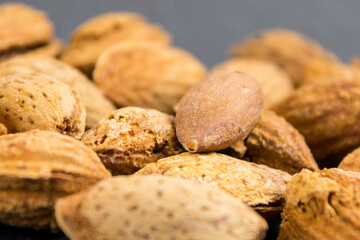 amandes non pelées sur fond noir, gros plan
