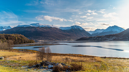 Fjordlandschaft in der Nähe von Tromsö, Finnmark, Norwegen