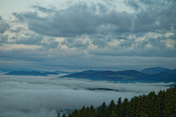 Widok na dolinę w chmurach