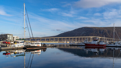 Tromsö Hafen mit der Brücke im Hintergrund, Finnmark, Norwegen