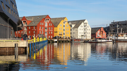 Alte Kontorhäuser in Tromsö Hafen, Finnmark, Norwegen