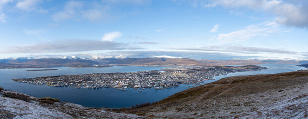 Blick auf die Insel Tromsoya mit der Stadt Tromsö, Finnmark, Norwegen