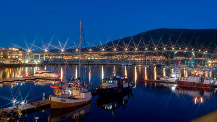 Blaue Stunde im Hafen von Tromsö mit der Brücke, Finnmark, Norwegen