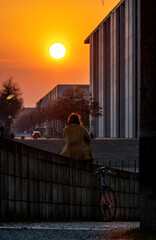 Berlin, Sonnenuntergang, alleine - 360188893