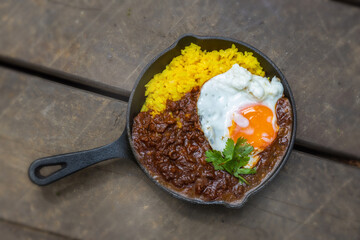 キャンプでカレー　Curry rice made in frying pan to outdoor