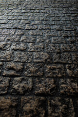 雨上がりの石畳の道