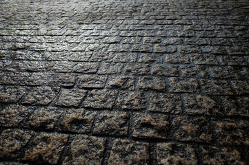 雨上がりの石畳の道