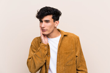 Obraz premium Young Argentinian man over isolated background with toothache