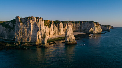 Vue a&eacute;rienne des falaises d'Etretat, Normandie, France