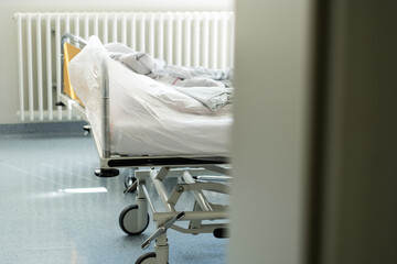 Blick in ein leeres Krankenzimmer in einem Krankenhaus