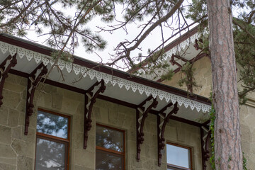 Fototapeta na wymiar carved roof cornice