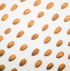 Obraz premium Almendras en linea diagona sobre fondo blanco