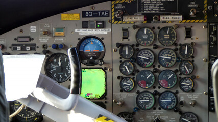 Cockpitinstrumente einer de Havilland Canada DHC-6 Twin Otter Wasserflugzeugs auf den Malediven