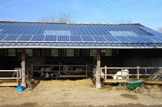 Pose de panneaux photovoltaiques sur un batiment agricole ancien