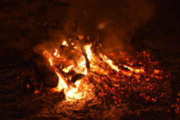 Fogueira de São João, lume purificador da noite de 24 de junho, solstício de verão.